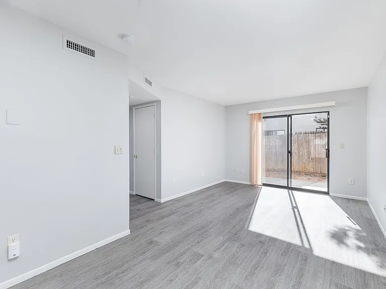 4825 N Robert Rd — Photo 4