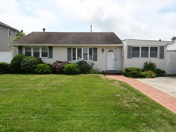 76 Conneticut Avenue, Massapequa, NY 11758