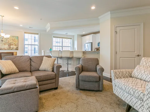 627 Brookside Court, Newtown, CT 06470