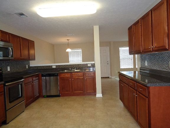 5th image of 822 Creek Oak Dr