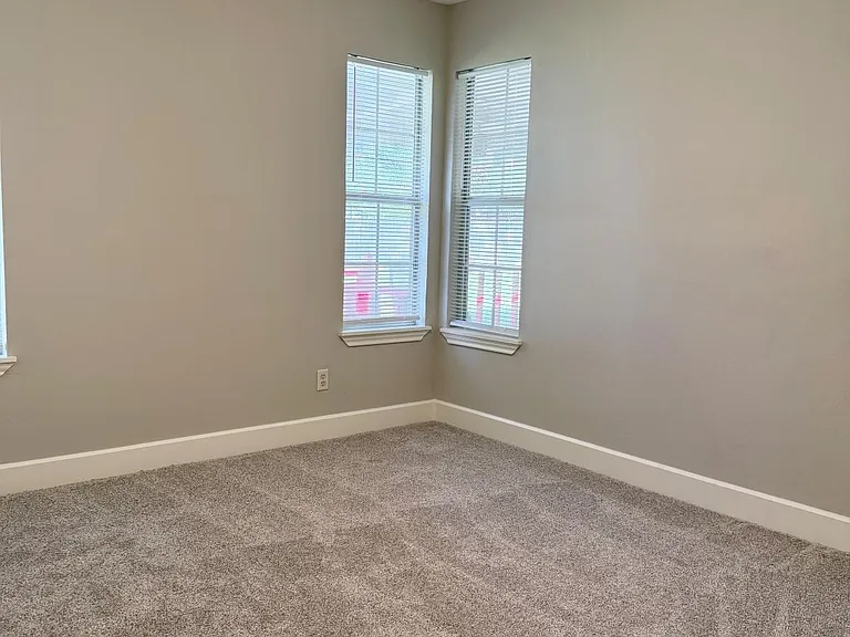 705 E South St — Photo 9