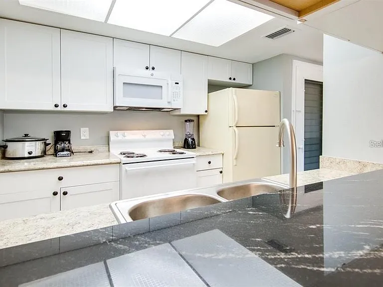 2615 Cove Cay Dr #205 — Photo 5