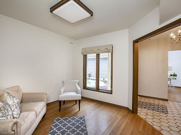 5th image of 1205 Chatham Ct Unit 1205