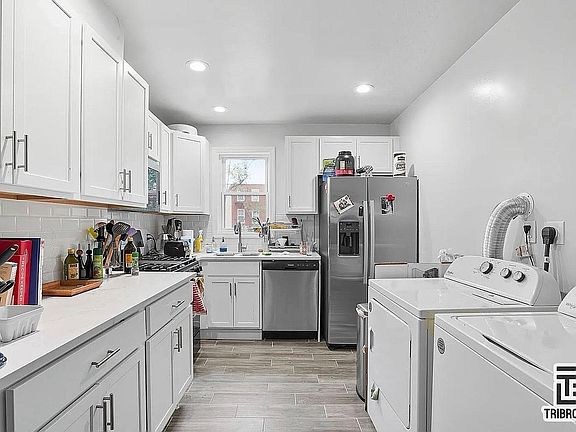 4th image of 126 Hall St