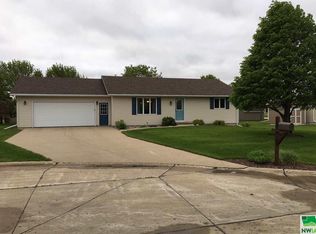 1175 5th Avenue Cir NE, Sioux Center, IA 51250