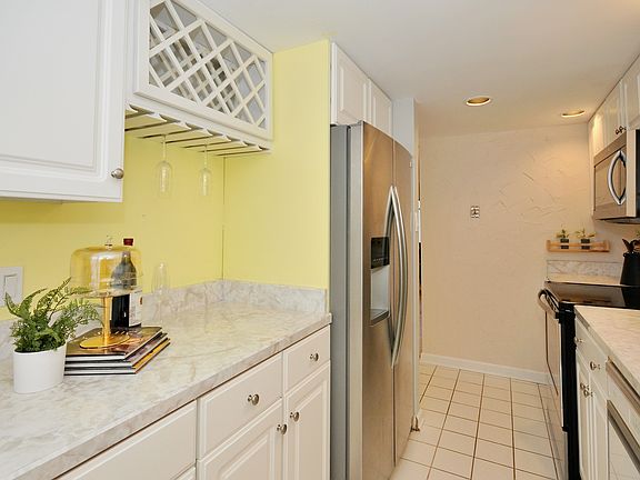 5th image of 1113 Canterbury Sq S