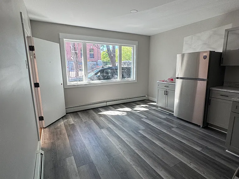 196 Bates St #8 — Photo 2