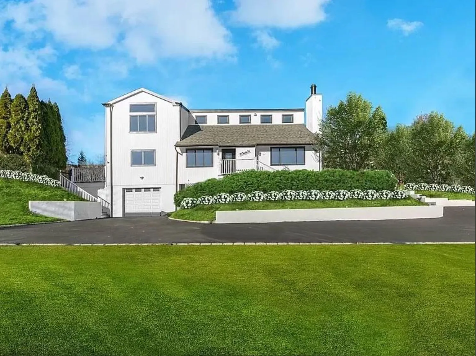 Luxurious Renovated, 5 Bedroom, 5 Bath, Colonial,In-ground Pool — Photo 1