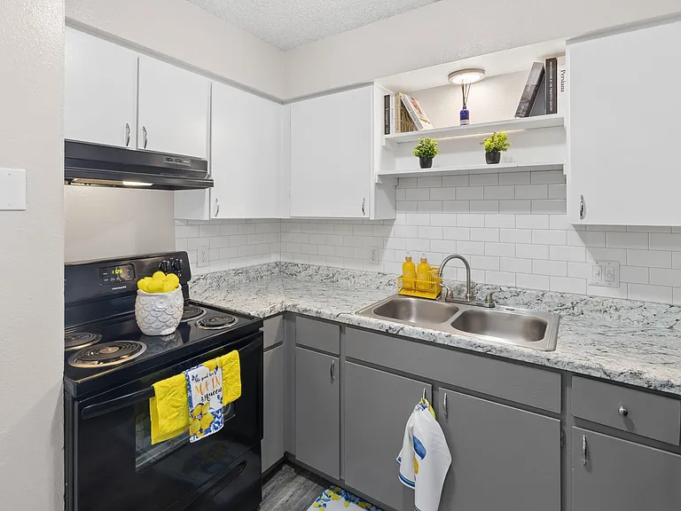 Yukon Heights Apartments — Photo 18