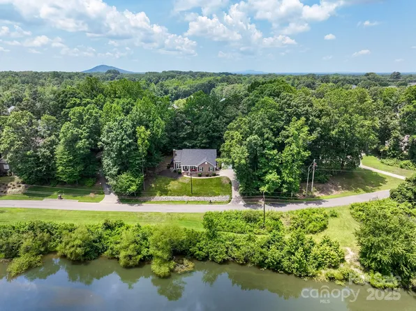 132 General Pemberton St, Stanley, NC 28164