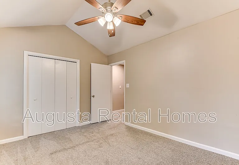 137 Chalet North Ct — Photo 24