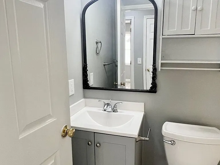 Two bedroom, one bath apartment in Burlington — Photo 13