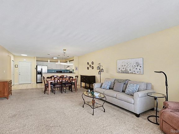 5th image of 2104 Country Club Dr