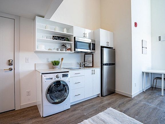 Loft Kitchen, WD, Full refrigerator