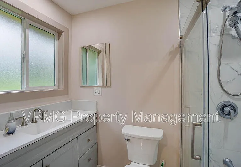 5404 NE 45th St — Photo 18