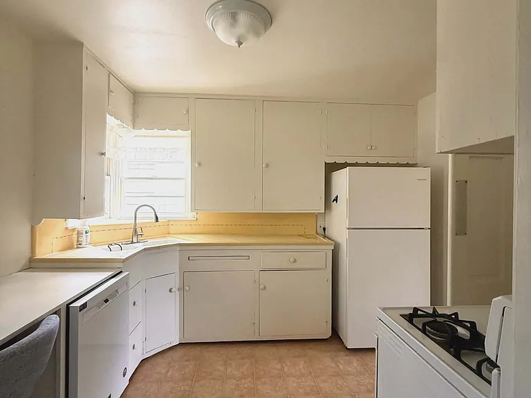2585 Sierra Blvd — Photo 8