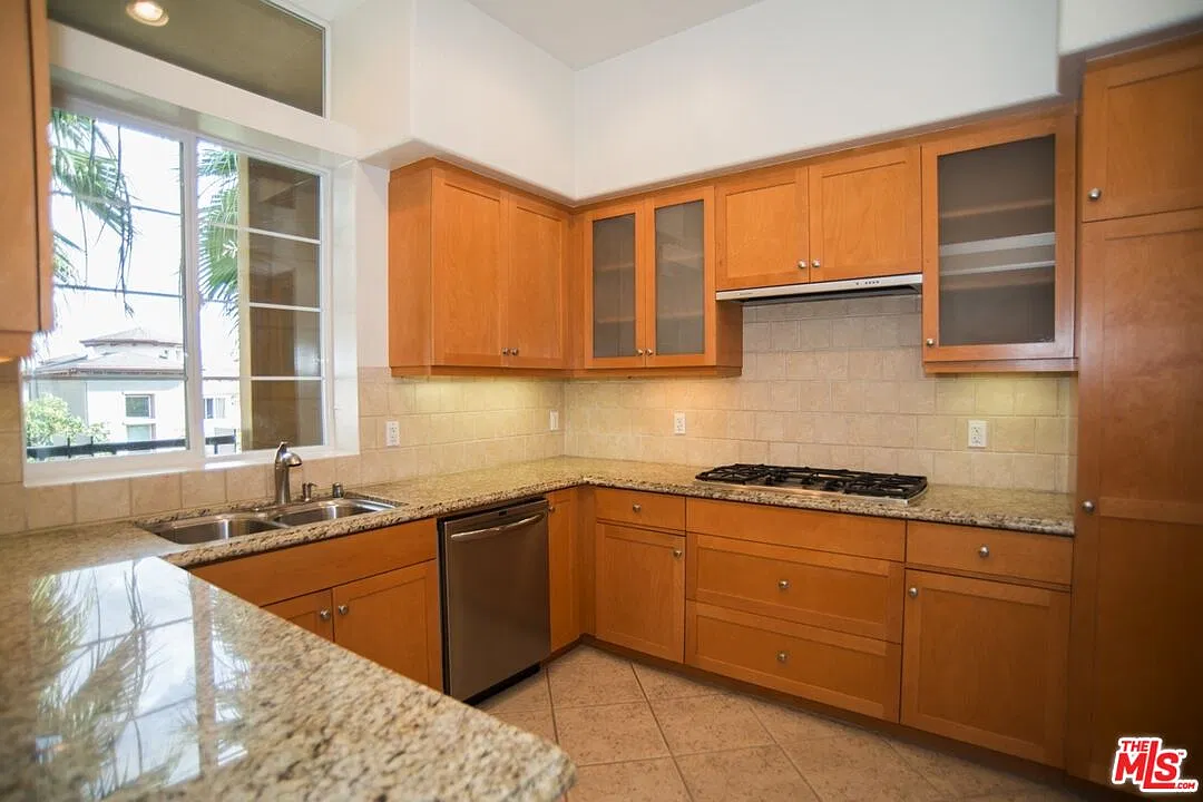 2 bed, 2.5 bath, 1804 sqft, $5,800 — Photo 3
