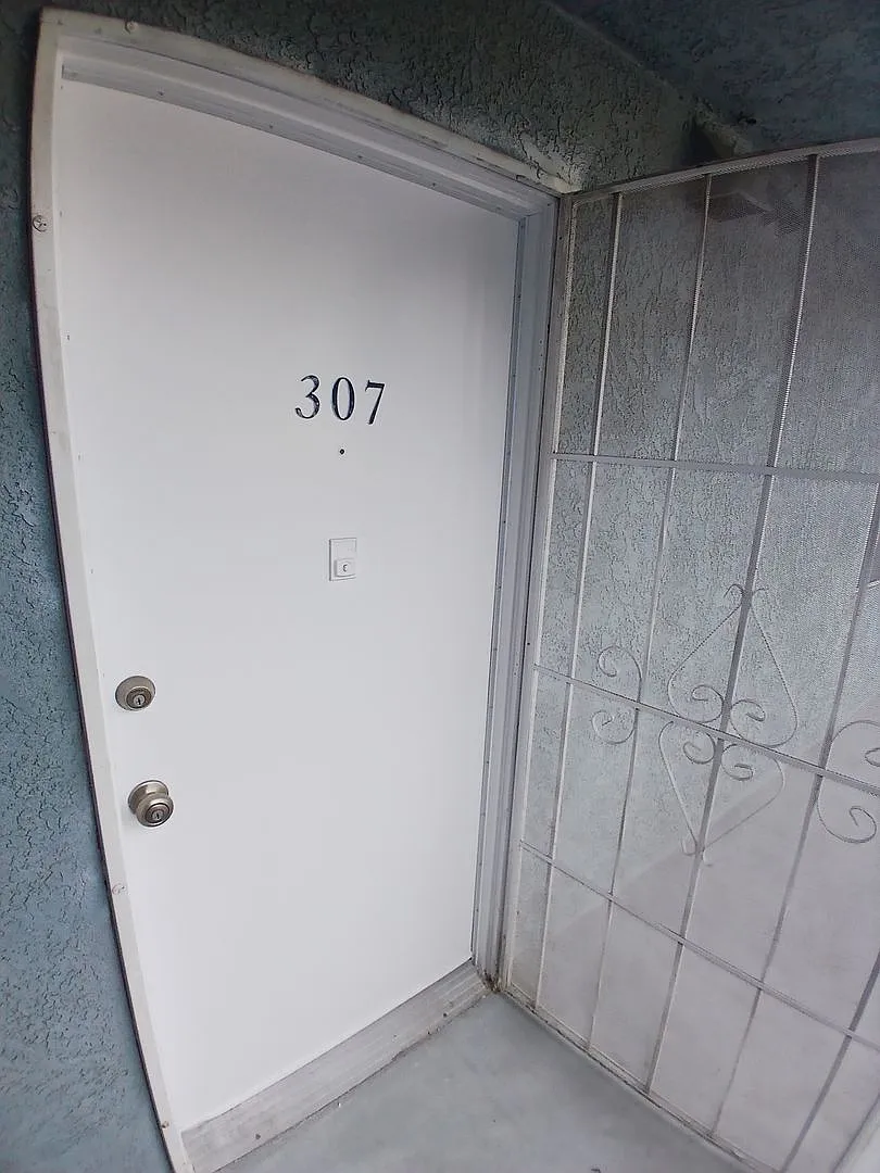 Large 2BD Condo with parking in Alamitos — Photo 1