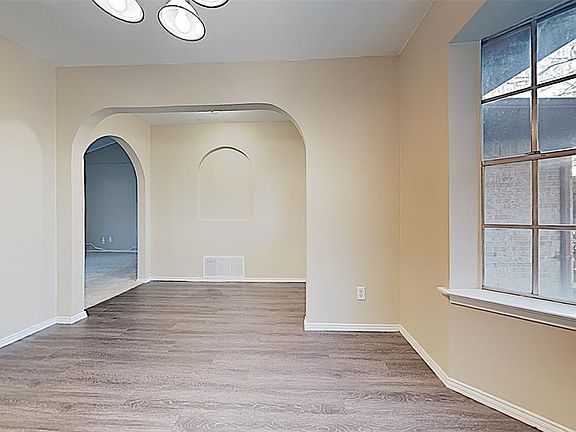 3rd image of 1909 Laurel Ln