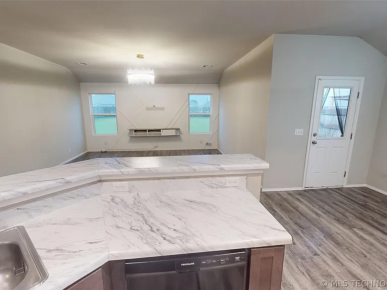 1240 E Richmond St — Photo 5