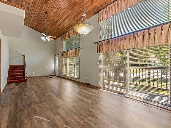 4th image of 210 Carol Ln