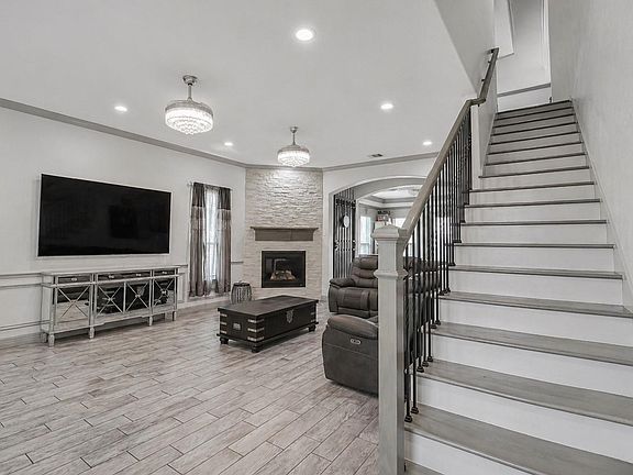 5th image of 126 Comal Dr