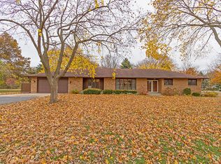 48 Oakwood Dr, Oswego, IL 60543