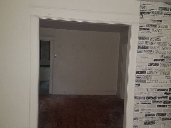 3rd image of 130-32 E Brighton Ave E