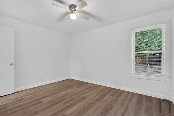 541 NW King St — Photo 16