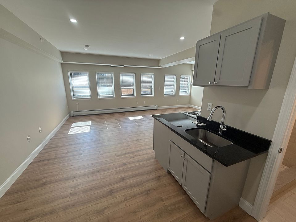 1st image of 1050 Hancock St #15