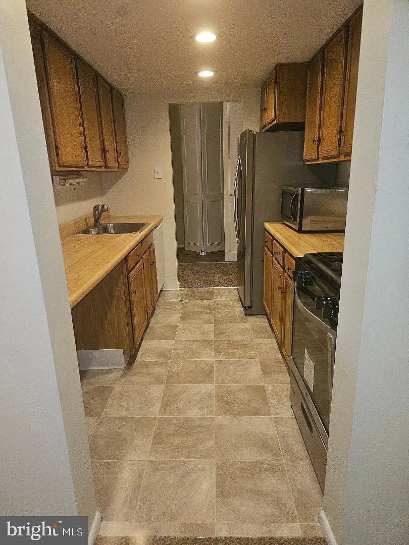 2 bed, 2.0 bath, 1004 sqft, $2,100 — Photo 2