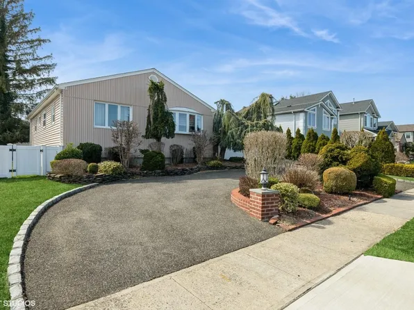 1352 Milanna Lane, Wantagh, NY 11793