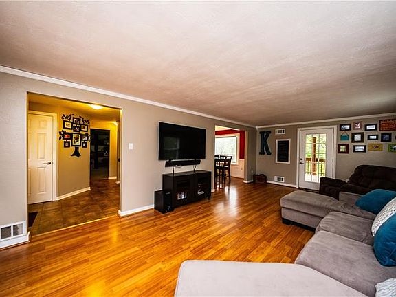 4th image of 100 Essex Knoll Dr