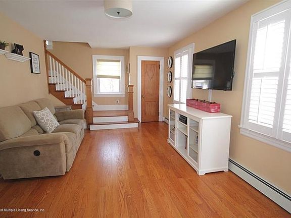 3rd image of 111 Ramblewood Ave