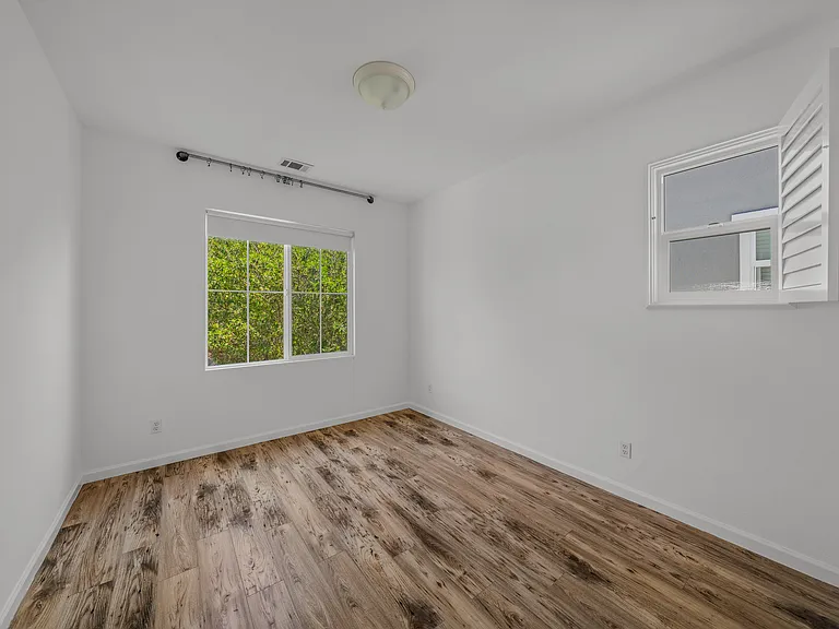 100 Portsmouth Dr — Photo 44