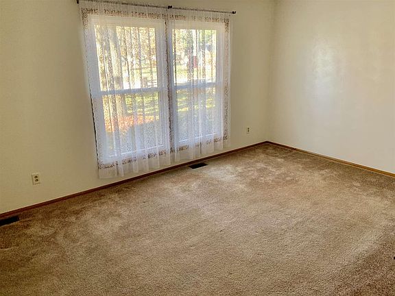 4th image of 53674 Kennedy Dr