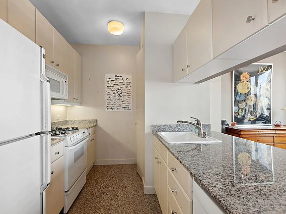 3rd image of 1965 Broadway APT 21G