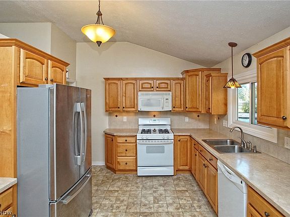 2nd image of 560 Oakview Dr