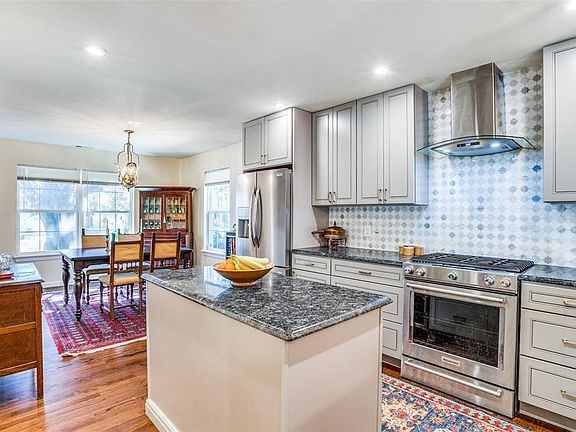 2nd image of 2015 Mayflower Dr