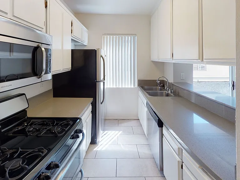 Clark Apartments...Gorgeous 2 Story Penthouse...Full Amenities...CALL NOW! — Photo 7