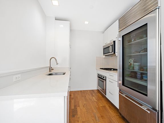 3rd image of 635 W 42nd St APT 22H
