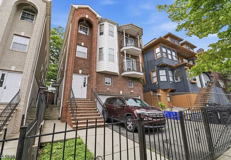83 Farley Ave — Photo 1