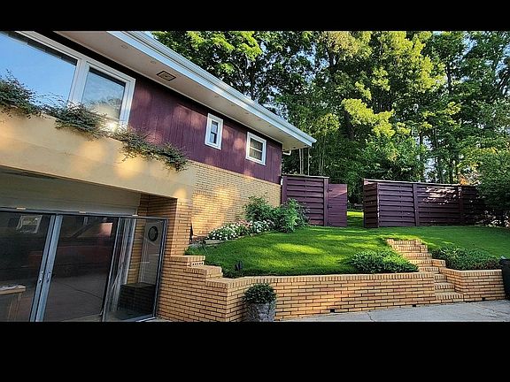 View of side yard/garage