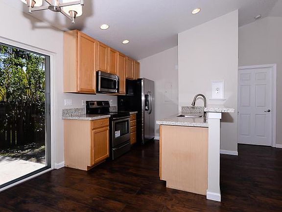5th image of 622 Oak St