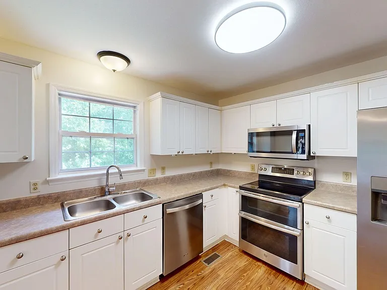 424 Eisenhower Dr — Photo 19
