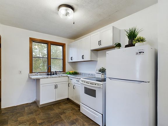 3rd image of 313 Wood St S