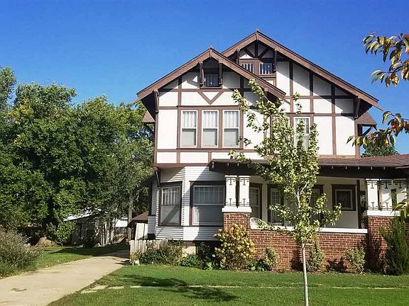 5th image of 404 E Grand Ave