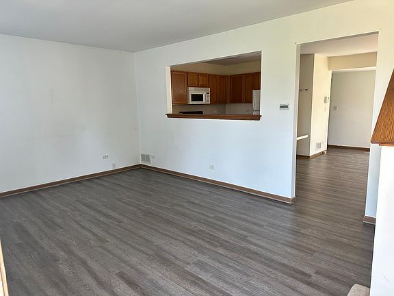3rd image of 952 Four Seasons Blvd