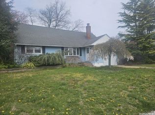 2 Pace Dr, North Babylon, NY 11703