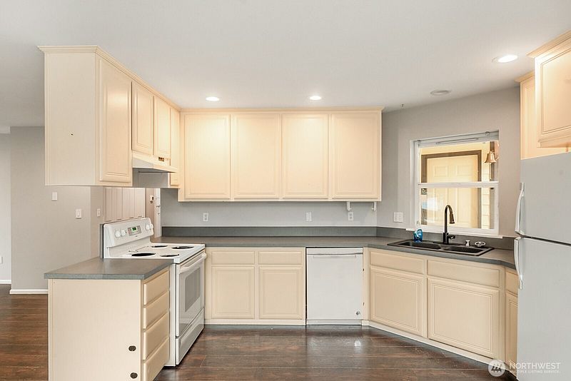 4th image of 544 Pine Court